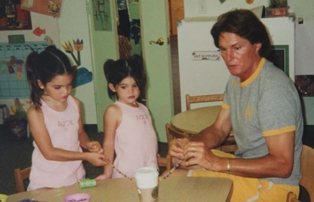 Kylie Jenner acusada de «transfobia» por dedicarle una foto a su padre en el Día del Padre