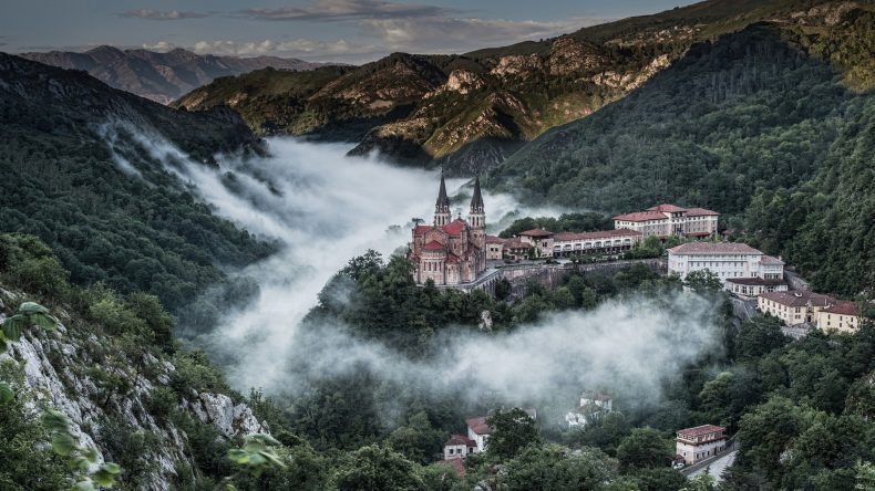 jóvenes covadonga reconquista eucaristía